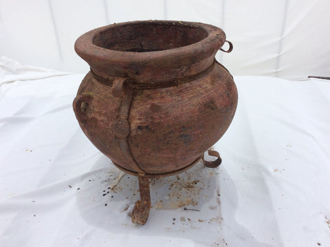 Medium bean clay pot with iron